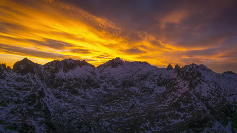 Colorful-and-beautiful-sunset-in-Gredos-mountains,-Avila,-Spain