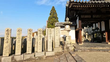 vistas de lápidas con kanji de nigatsu-do, un edificio histórico en el complejo del templo de todai-ji en nara, japón