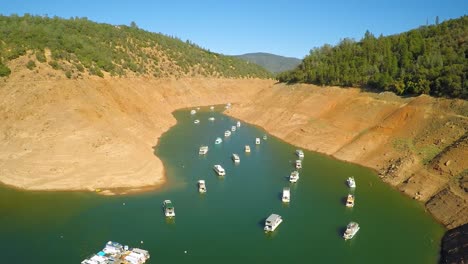 Una-Vista-Aérea-Sobre-Un-Lago-De-Oroville-Muy-Bajo-En-California-Durante-La-Sequía-Extrema-3