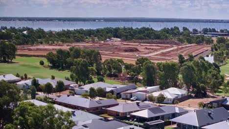 über-Neue-Häuser-Im-Silverwoods-Estate-Bis-Hin-Zur-Neuen-Bühne,-Die-Sich-Noch-Im-Bau-Befindet-Und-Den-Lake-Mulwala-Dahinter-Zeigt