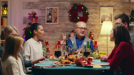 Abuelo-En-La-Cabecera-De-La-Mesa-Mientras-Celebra-La-Navidad