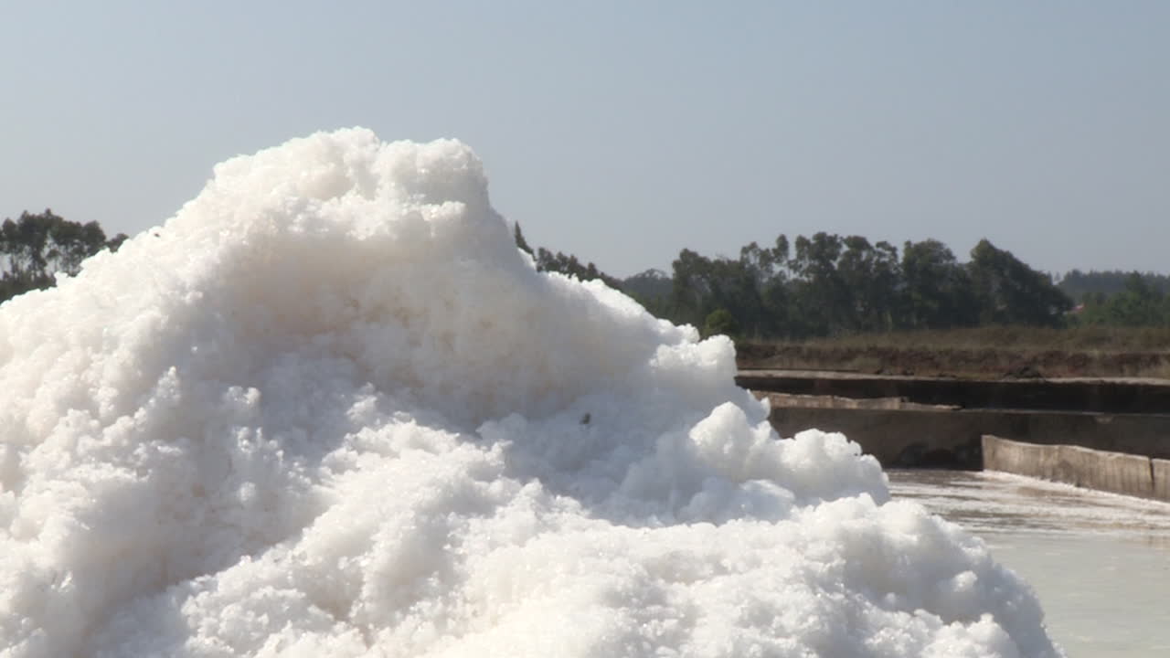 imagen de un montón de sal blanca recogida de las salinas de agua de mar