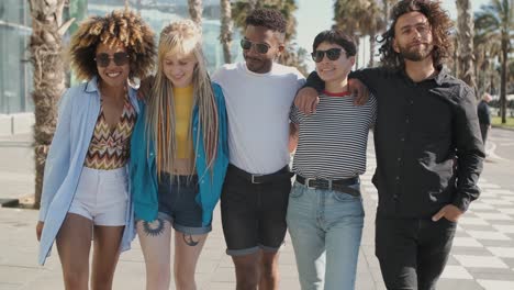 contenu de jeunes amis se promenant dans la rue