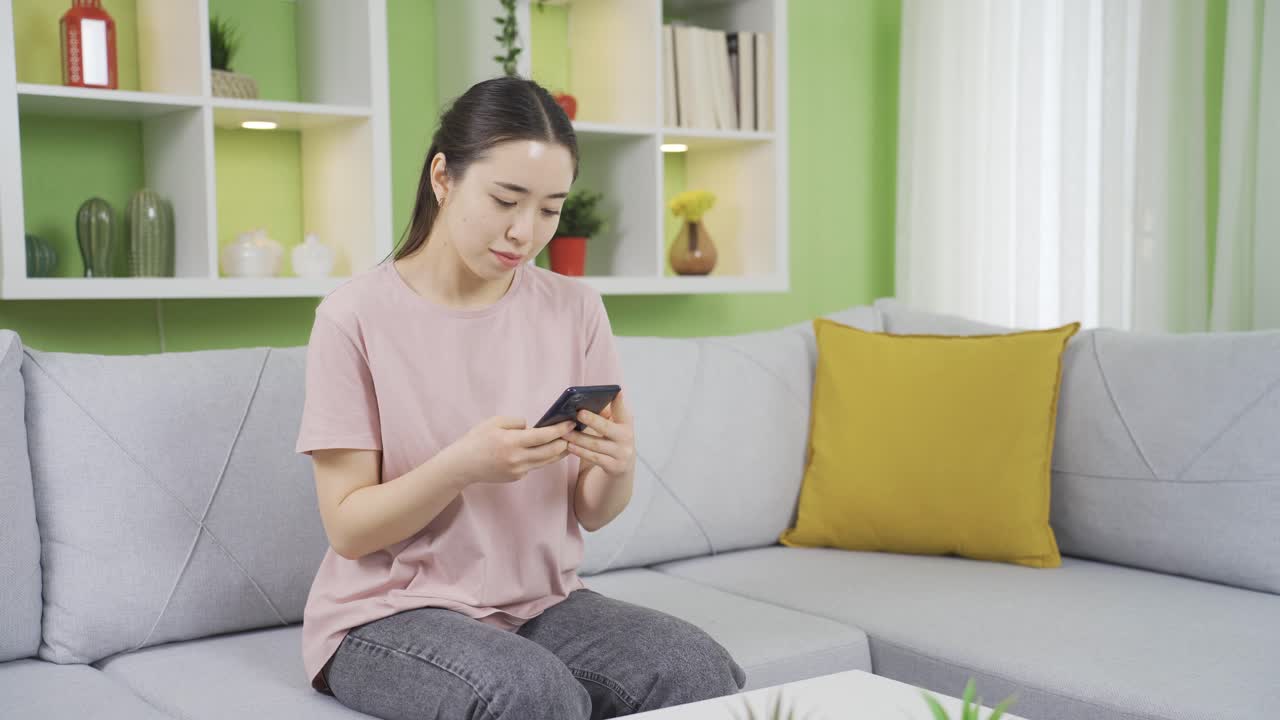 젊은 여성 기침, 숨을  수 없음, 가 김.