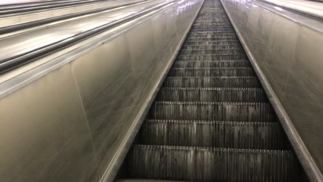 Perspectiva-Sesgada-De-Subir-Por-La-Escalera-Mecánica-Del-Metro