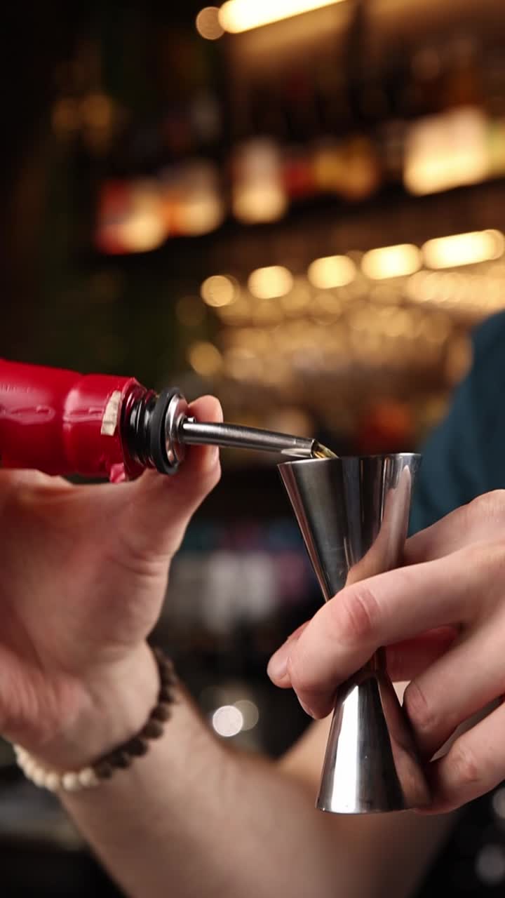 Il barista che serve un cocktail