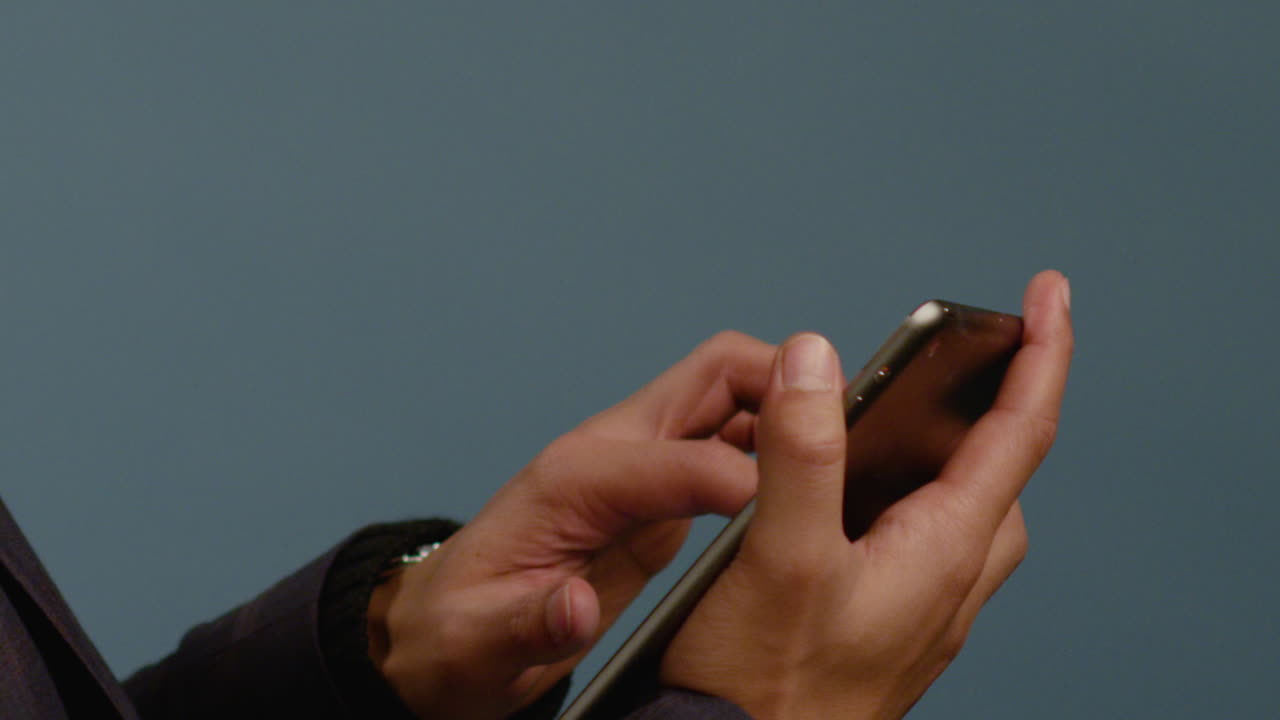 el hombre navega en su tableta de cerca