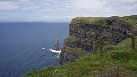 Acantilados-De-Moher-Viendo-La-Torre-De-O&#39;brien-Y-La-Pila-De-Mar-De-Branaunmore-En-Irlanda