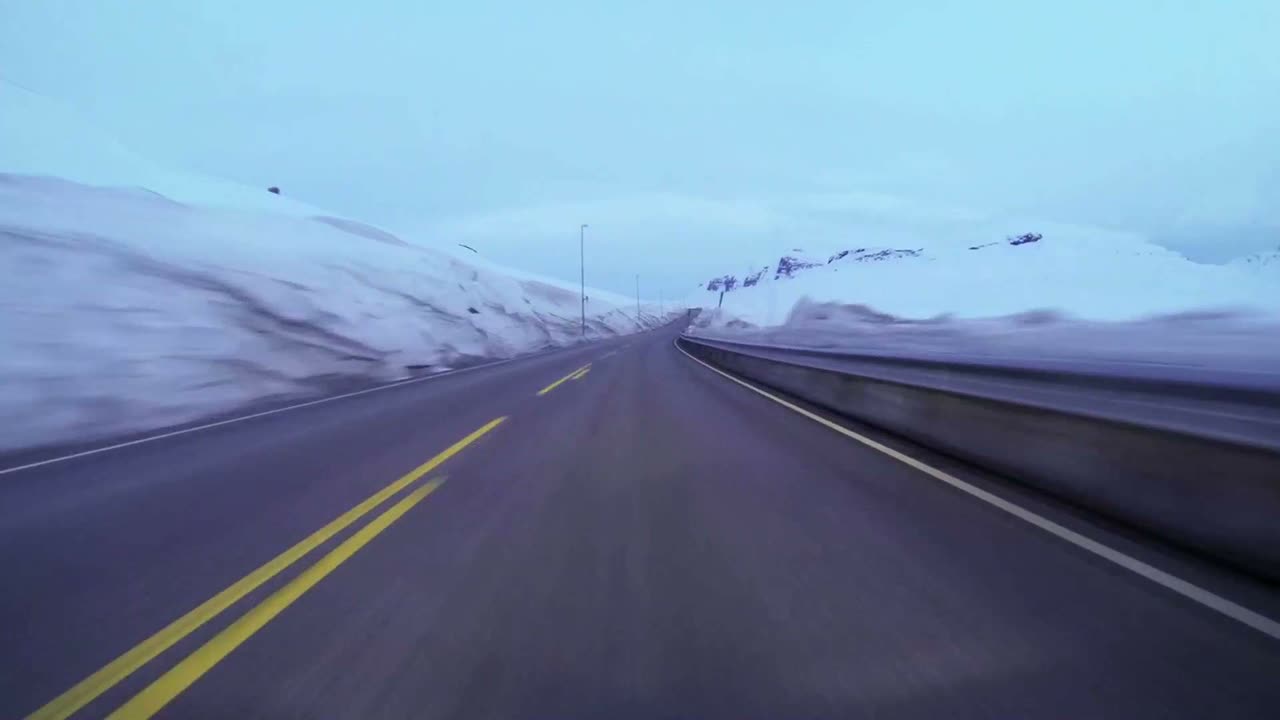 얼음과 눈이 있는 산길을 따라 고속으로 주행하는 자동차의 pov 샷 2