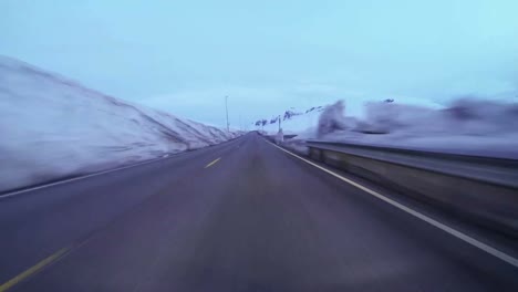 Pov-Aufnahme-Eines-Autos,-Das-Mit-Hoher-Geschwindigkeit-Auf-Einer-Bergstraße-Mit-Eis-Und-Schnee-Fährt-2