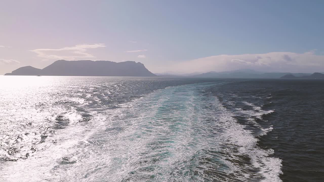 먼 산 섬을 배경으로 바다를 위한 넓은 슬로우 모션 드론 샷