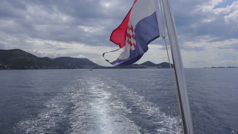 Bandera-De-Croacia-En-La-Parte-Trasera-Del-Barco