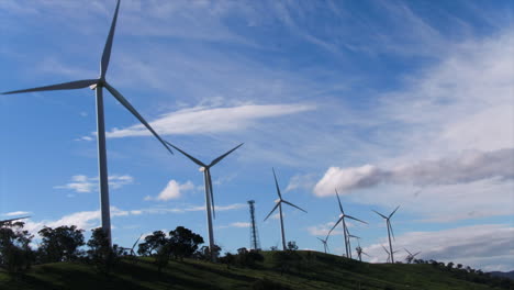 Antena-De-Una-Granja-De-Turbinas-Eólicas-En-Las-Zonas-Rurales-De-Australia,-Cámara-Inclinada-Hacia-Arriba