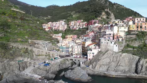 Manarola-Cinque-Terre-Italia-Primer-Plano-Aéreo-Del-Vuelo-De-Retroceso-Del-Centro