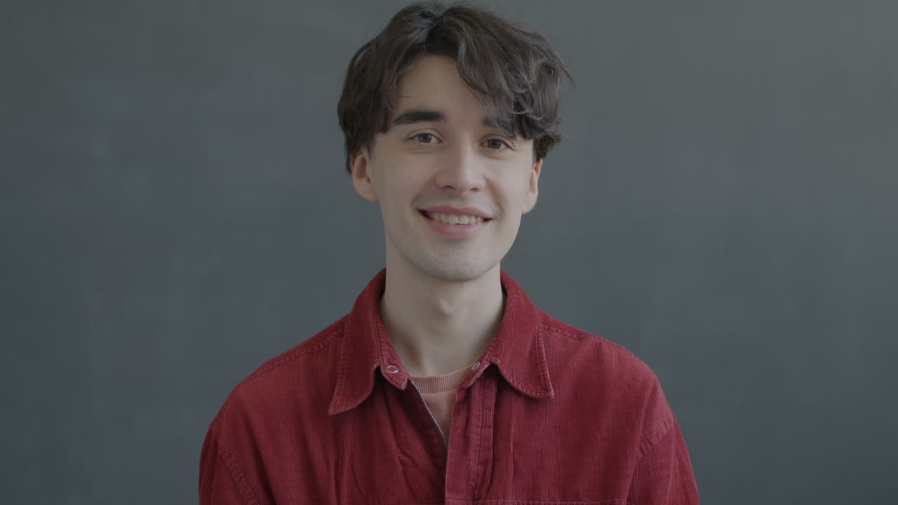 hombre feliz dando un pulgar hacia arriba