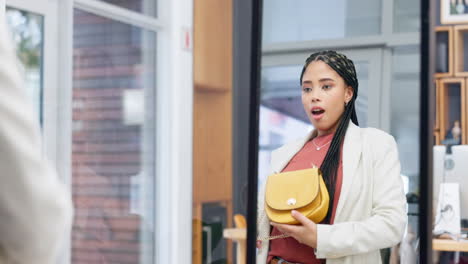 Compras,-Mujer-Y-Cara-De-Sorpresa-Para-El-Bolso