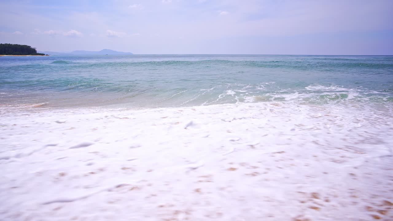 푸켓 해변은 해변에서 파도가 부히는 놀라운 풍경, 해변의 자연, 바다 모래, 여름철의 은 파란 하늘, 바다 파도가 끊임없는 루프, 푸켓 해수욕장은 태국에서 유명한 관광지입니다.