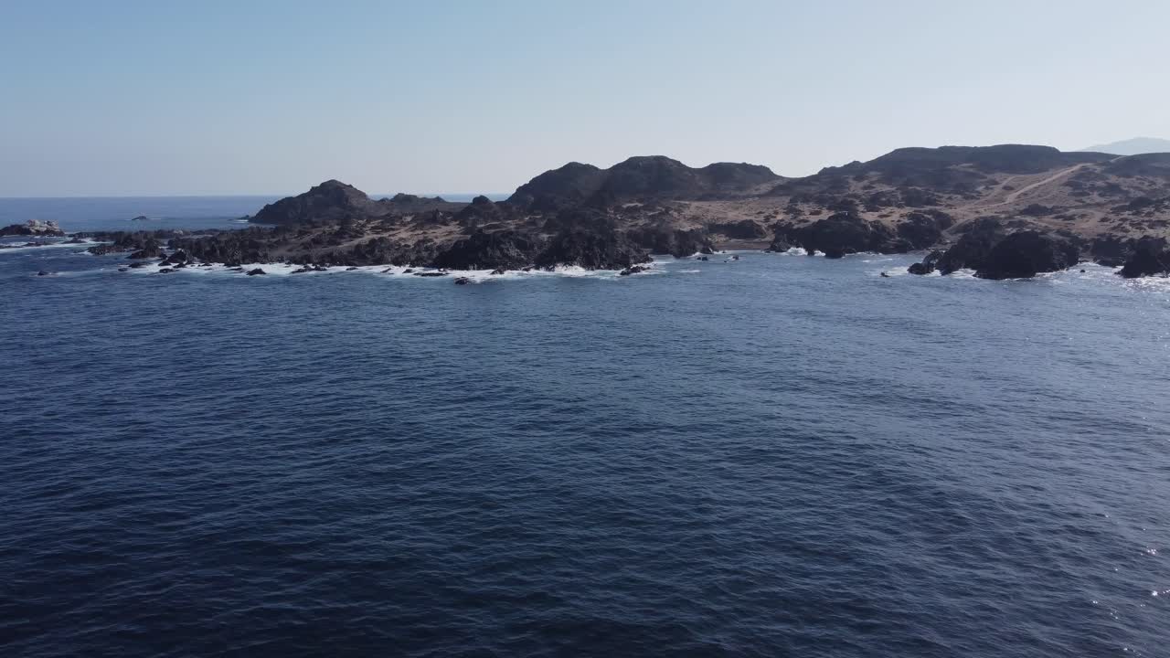 la antena oceánica gira hacia la rocosa costa desértica del escarpado centro de chile.