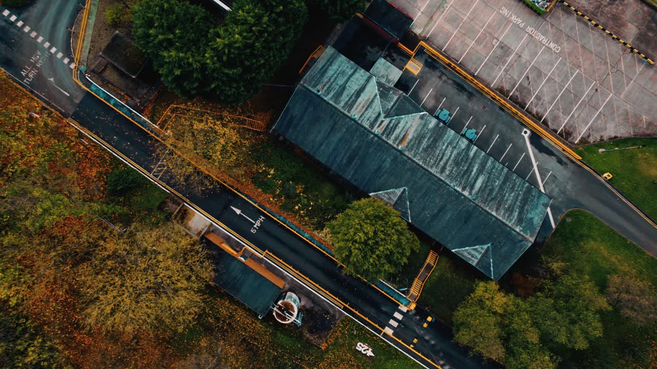 산업 건물과 차량의 스팀펑크 테마로 미래 지향적인 드론 영상