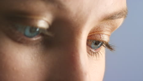 ojos azules, visión y visión sana de una mujer