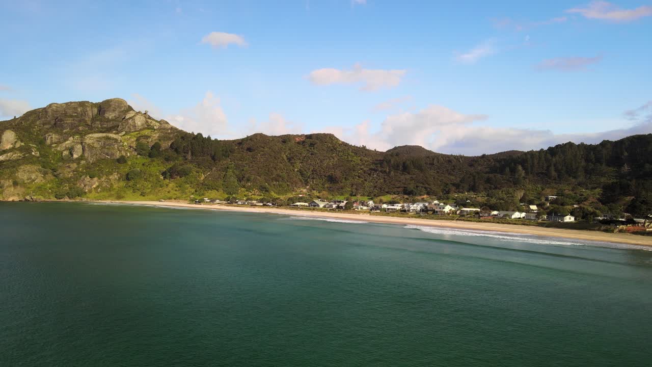 olas rodando en la bahía de taupo en nueva zelanda