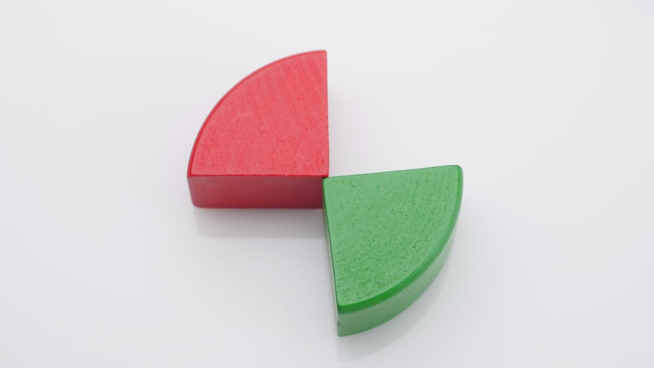 las manos doblan piezas del diagrama.