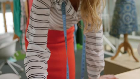 mujer joven trabajando en un estudio de moda
