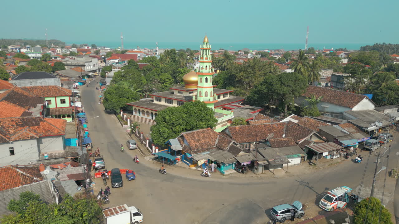 인도네시아 반텐에 있는 라부한 타운 스어 (labuan town square) 에서 4k 60fps로 촬영된 드론을 촬영했다.