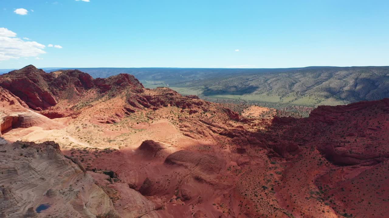 toma cinematográfica de drones, vista aérea de los escarpados acantilados y el paisaje desértico de utah cerca de moab, estados unidos