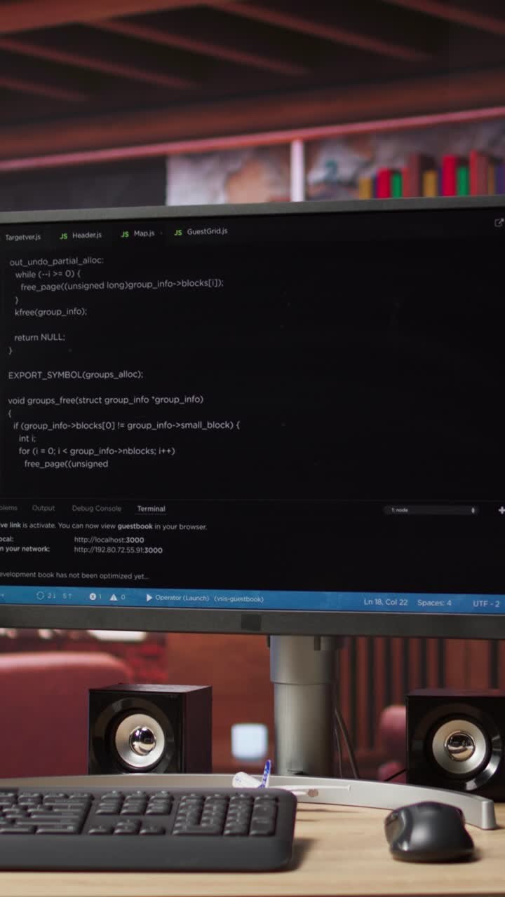 Vertikal video: Programmeringskodeeditor-software vist på pc-skærm på hjemmearbejdsplads.
