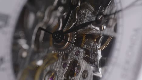 reloj mecánico que refleja la luz en movimiento 9