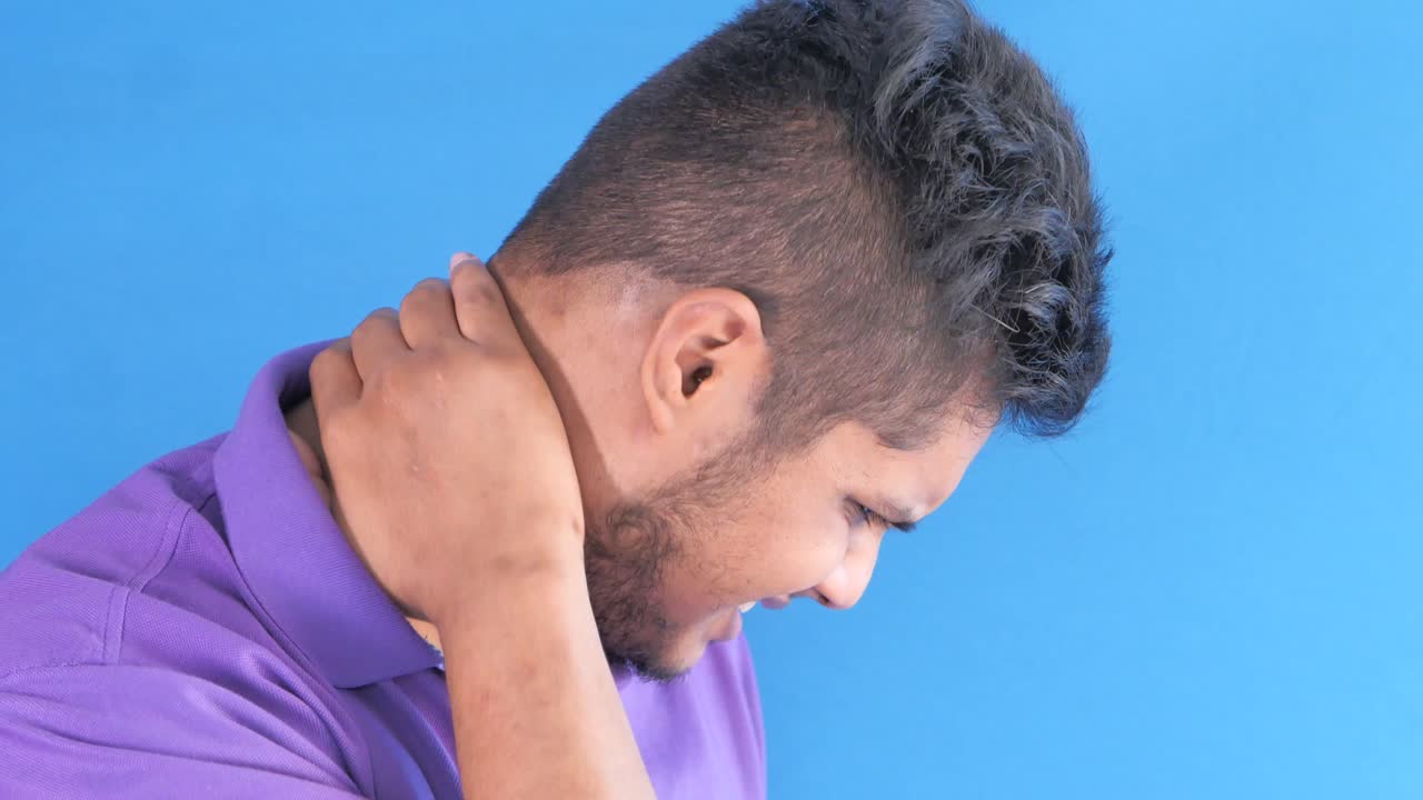 hombre con dolor de cuello