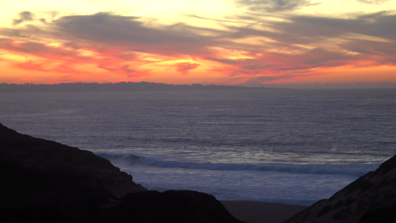 un espectacular cielo crepuscular también conocido como "delicia del marinero" se cierne justo sobre el horizonte oceánico de la bahía de monterey, california, el 21 de diciembre de 2020