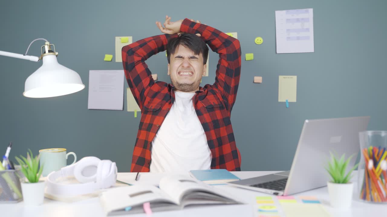 estudiante varón maloliente.