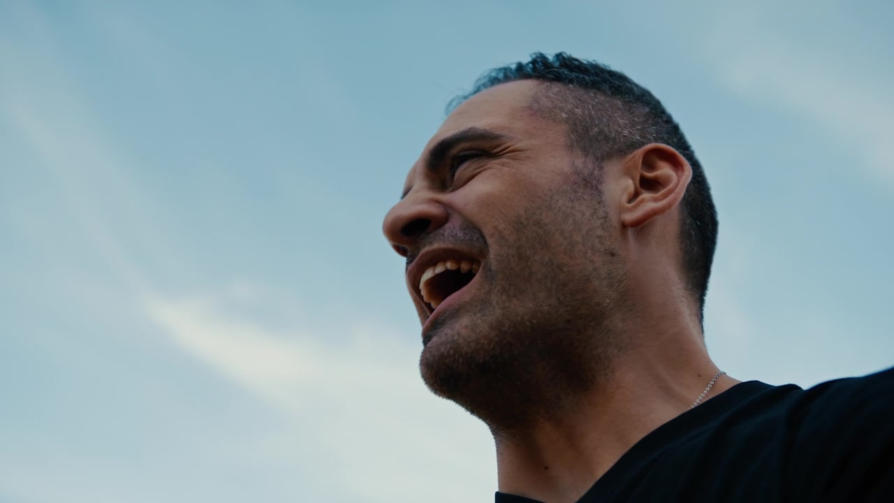 Uomo che discute animatamente all'aperto