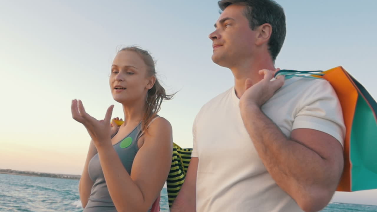 쇼핑 후 바가에서 고 있는 젊은이들