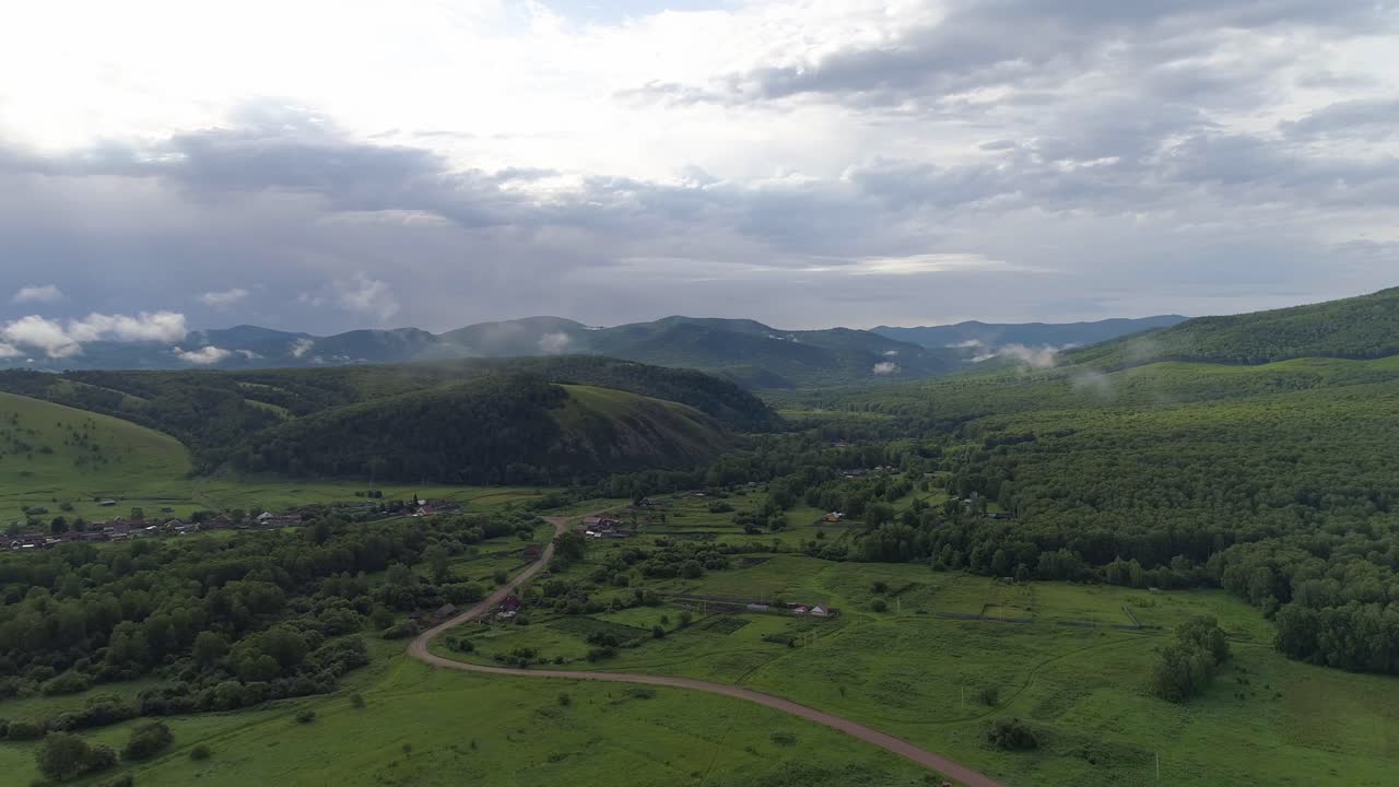 vista aérea de un pueblo en las montañas