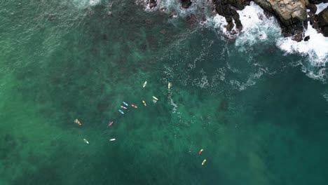 Olas-De-Carrizalillo-Y-Surfistas-En-Puerto-Escondido,-Oaxaca,-México