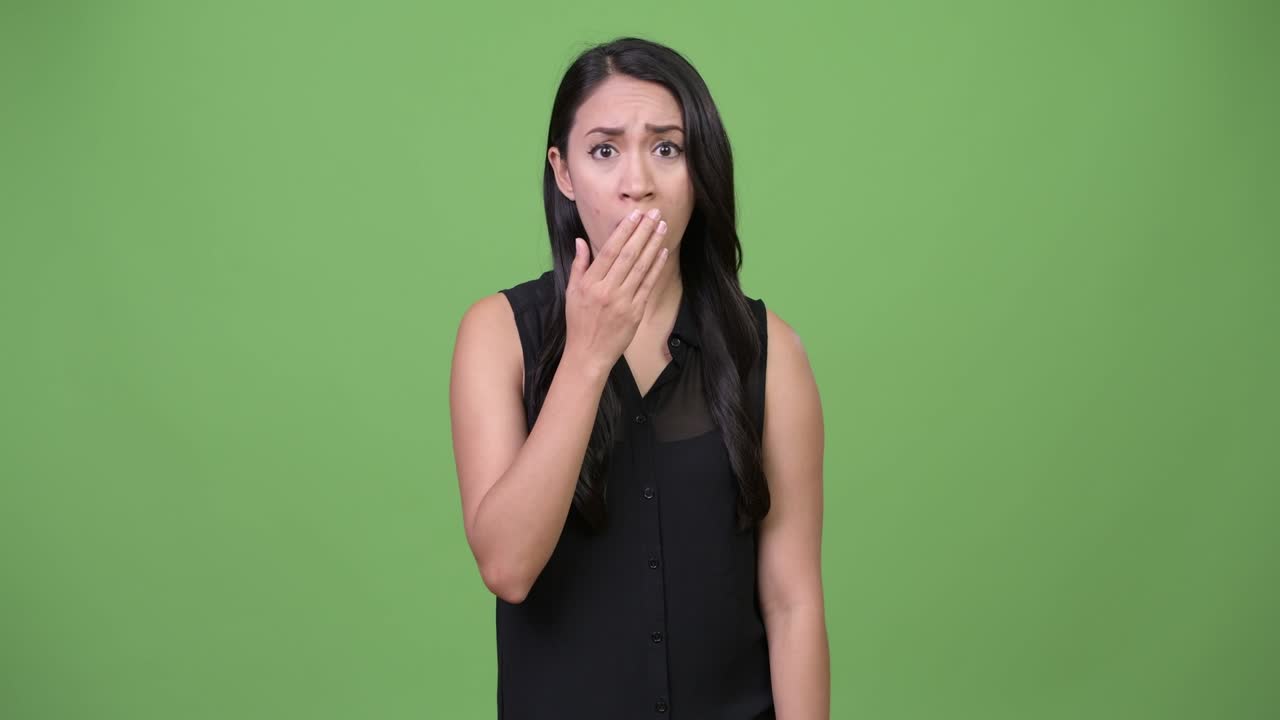 joven y hermosa mujer de negocios asiática que parece conmocionada