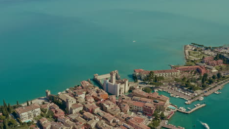 Drohnenschuss-über-Schloss-Sirmione,-Gardasee,-Italien