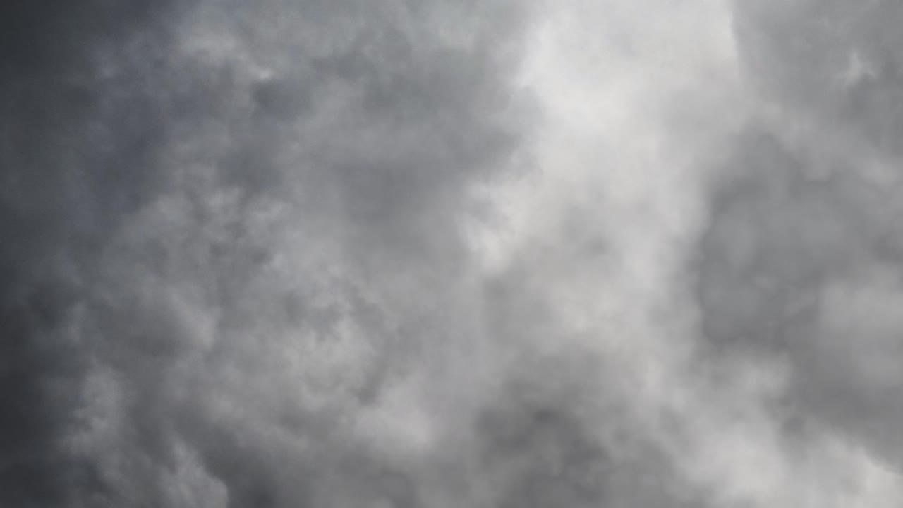 어두운 구름과 번개와 함께 폭풍우 하늘