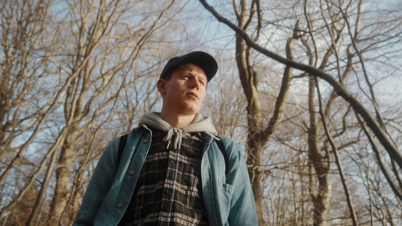 화창한 가을날 숲속을 걷는 청년