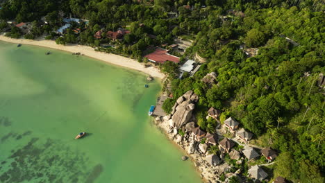 Drone-Que-Revela-Un-Paisaje-Marino-Escénico-En-Tailandia-Koh-Tao-Playa-De-Arena-Tropical-Destino-De-Viaje-De-Ensueño-En-El-Sudeste-Asiático