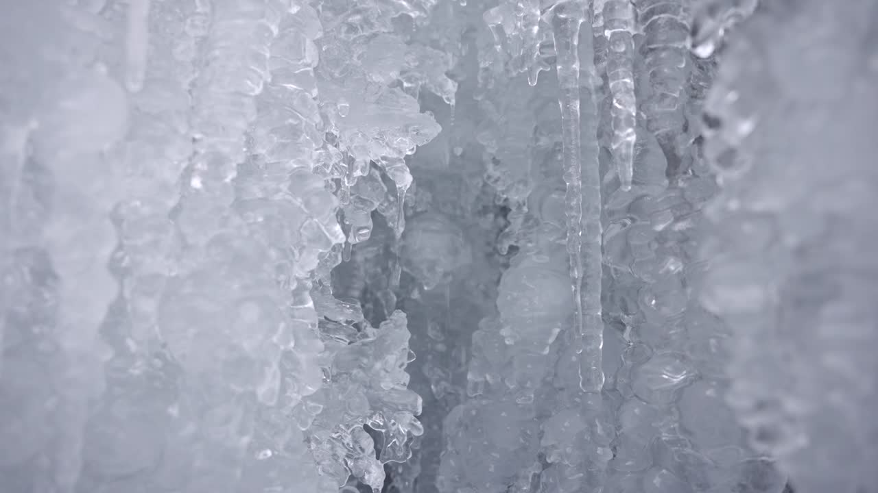 Nel freddo inverno, il fiume si ghiaccia e lunghi blocchi di ghiaccio pendono grondanti d'acqua