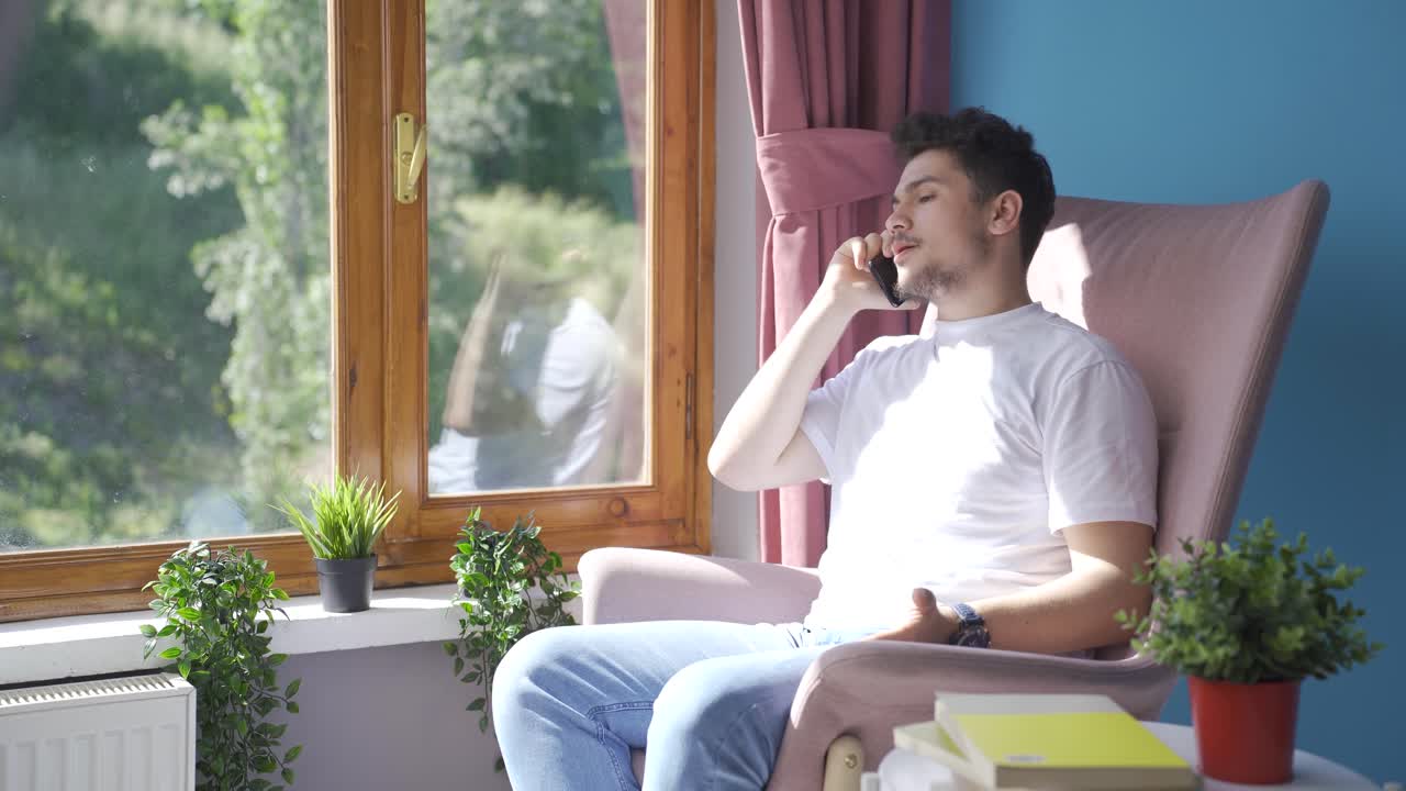 그 남자는 전화로 얘기하고, 논쟁하고 있습니다.