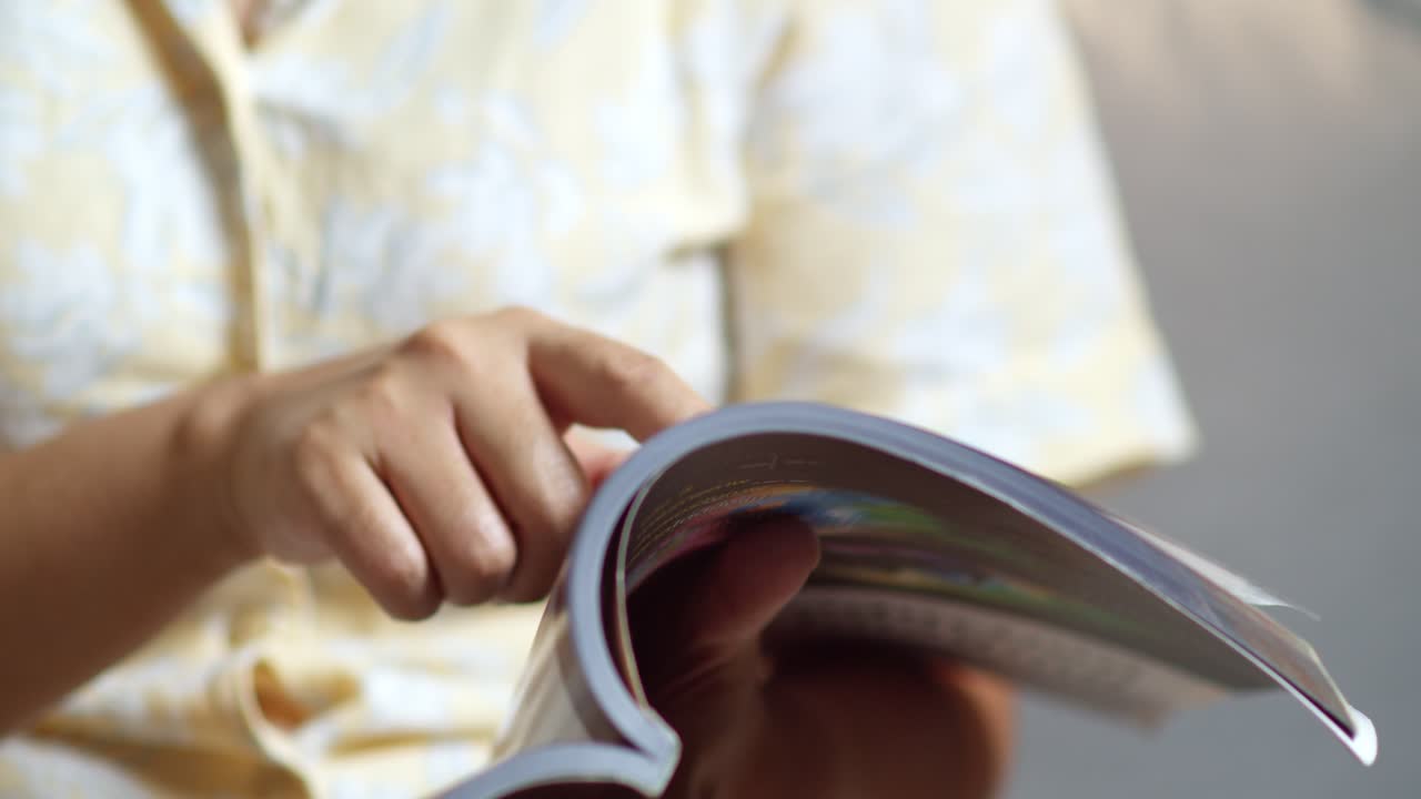 Uma pessoa explora as páginas de um livro imersa na atmosfera acolhedora de uma sala de estar quente