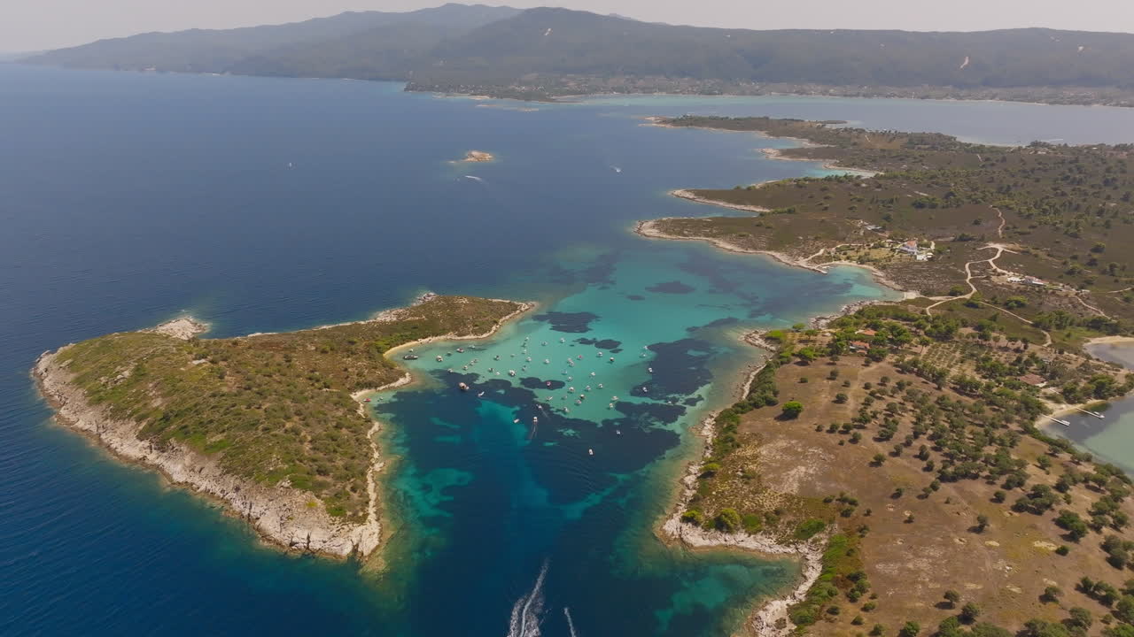 Veduta aerea di una bellissima spiaggia con acqua turchese