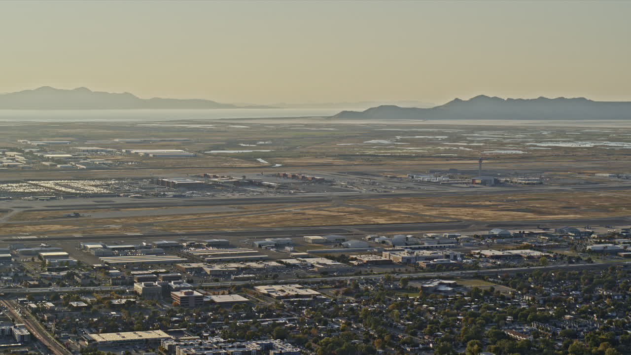 솔트 레이크 시티 유타 항공 v28은 공항 비행장을 가로질러 높은 각도의 패닝 샷을 배경으로 아름다운 풍경을 배경으로 - 인스파이어 2, x7 카메라로 촬영 - 2021년 10월