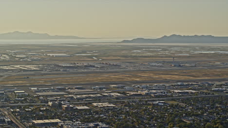 Salt-Lake-City,-Utah,-Luftaufnahme-V28,-Aufnahme-Aus-Einem-Hohen-Winkel-über-Den-Flugplatz-Des-Flughafens-Mit-Wunderschönen-Landschaftsansichten-Im-Hintergrund-–-Aufgenommen-Mit-Der-Kamera-„Inspire-2,-X7“-–-Oktober-2021