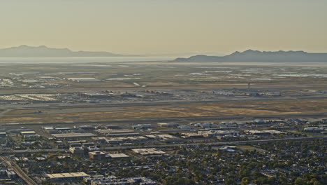 Salt-Lake-City,-Utah,-Antena-V28-Que-Establece-Una-Toma-Panorámica-De-ángulo-Alto-En-El-Aeródromo-Del-Aeropuerto-Con-Hermosas-Vistas-Del-Paisaje-En-El-Fondo---Tomada-Con-Una-Cámara-Inspire-2,-X7---Octubre-De-2021